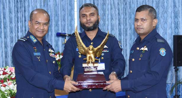 বিমান বাহিনীর ফ্লাইং ইনস্ট্রাক্টর্স কোর্সের সনদ বিতরণ