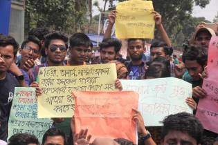 পাঁচ দাবিতে সড়ক আবরোধ সাত কলেজ শিক্ষার্থীদের