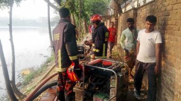 গুলশানের আগুন নেভাতে লেক থেকে পানি