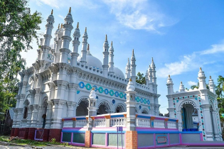 তিন গম্বুজ ও ২৮ মিনারের চোখ ধাঁধানো জামালপুর মসজিদ
