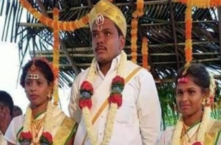 পরিবারের সম্মতিতে দুই বোনকে একই মণ্ডপে বিয়ে করেন যুবক