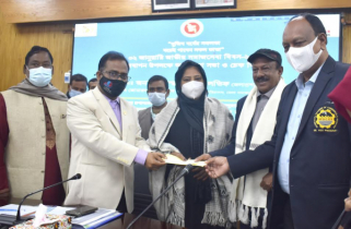 মানিকগঞ্জে জটিলরোগে আক্রান্তদের মাঝে সাড়ে ৩৭ লাখ টাকা অনুদান