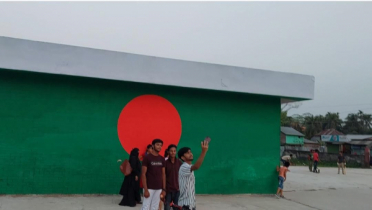 দেয়ালে আঁকা লাল সবুজের পতাকা