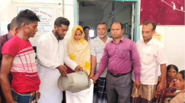 রাণীনগরে ঝড়ে ক্ষতিগ্রস্ত ২শ’ পরিবারের মাঝে চাল বিতরণ
