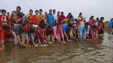 কাপ্তাই হ্রদের পানিতে ফুল ভাসিয়ে বৈসাবি শুরু