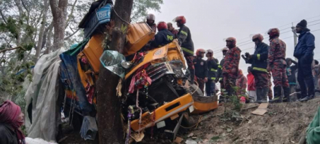 হেলপারকে নিজের আসনে বসিয়ে ঘুমাচ্ছিলেন চালক, এরপর...