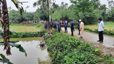 পুকুরে ভাসছিল বস্তা, খুলতেই মিলল কিশোরীর লাশ