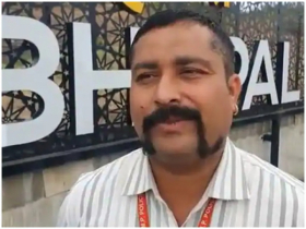 গোঁফ ছাঁটতে অস্বীকৃতি জানানোয় বরখাস্ত হলেন কনস্টেবল
