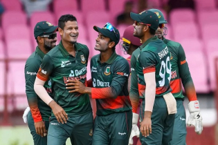 ৭ উইকেট হারিয়ে দিশেহারা ওয়েস্ট ইন্ডিজ