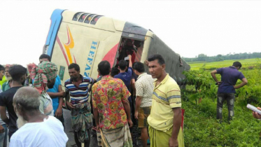 নিয়ন্ত্রণ হারিয়ে উল্টে গেল বাস, আহত ১৫
