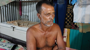 গভীর রাতে উঁকি মেরে স্বামী-স্ত্রীর অন্তরঙ্গ দৃশ্য দেখাই তার নেশা