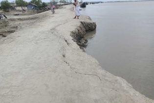 সাতক্ষীরায় কপোতাক্ষ নদের বেড়িবাঁধে ভাঙন, আতঙ্কে এলাকাবাসী