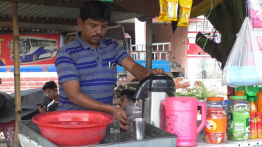 মেম্বার হয়েও করেন চা বিক্রি