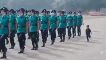 পুলিশ মায়ের কুচকাওয়াজে শিশু, ভিডিও ভাইরাল 
