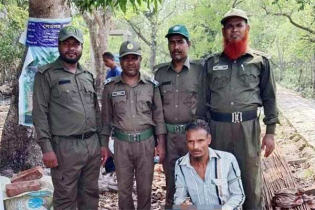 ১ মণ হরিণের মাংসসহ সুন্দরবন থেকে শিকারি আটক