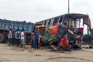 বাস-ট্রাকের ত্রিমুখী সংঘর্ষ: আহত নারী বৈজ্ঞানিক কর্মকর্তার মৃত্যু