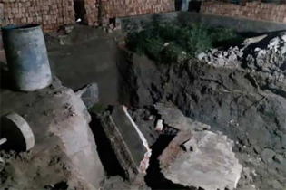 কবরের দেয়াল ধসে প্রাণ গেল শ্রমিকের