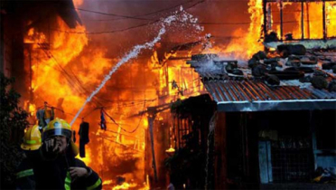 চা পান করে ফিরে দেখেন আগুনে পুড়ছে ৩ সন্তান