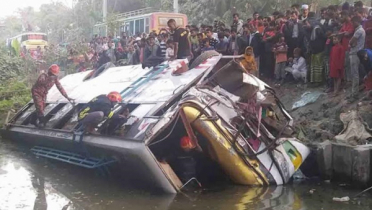 বরিশালে বাস খাদে পড়ে আহত ১০