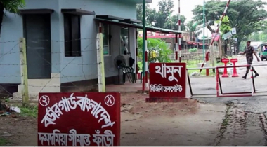 টেকনাফে স্বর্ণ-ইয়াবাসহ আটক ৭