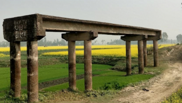 ৩৬ বছর ধরে দাঁড়িয়ে আছে সড়কবিহীন ব্রিজ! 