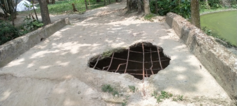 ভাঙা কালভার্টের ওপর দিয়ে ঝুঁকি নিয়ে যান চলাচল 