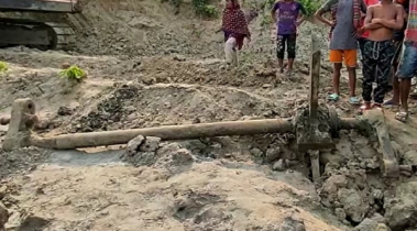 চুয়াডাঙ্গায় নদী থেকে উঠে এলো ২০০ বছরের পুরোনো জাহাজের নোঙর ও মানুষের হাড়