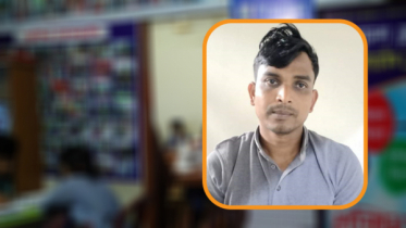 ‘কথা আছে’ বলে আটকে দেন দরজা, একা হতেই ছাত্রীকে জড়িয়ে ধরেন শিক্ষক
