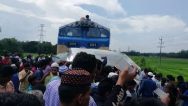 ‘লাল পতাকা’ দেখেও থামেননি মাইক্রোচালক