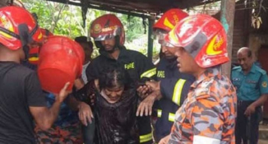 ডুবে যেতে যেতে হাত নাড়েন বৃদ্ধা, ৯৯৯-এ কল পেয়ে উদ্ধার