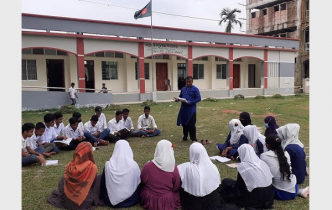 বেঞ্চ নেই, মাঠেই পাঠদান