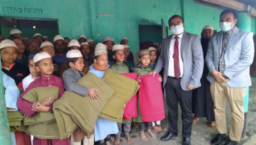 শৈত্যপ্রবাহের মাঝেই কম্বল হাতে এতিমদের পাশে জেলা প্রশাসক