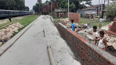 চাঁদপুর বড়স্টেশন প্লাটফর্মে ভাঙন