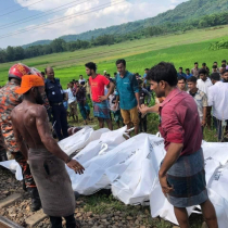 লাশ বুঝে নিল ১১ পরিবার