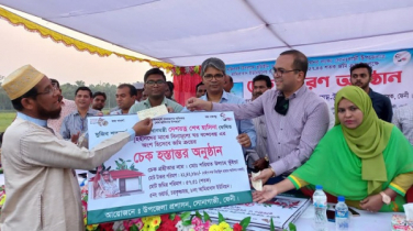 ভূমিহীন-গৃহহীনদের পুনর্বাসন: ফেনীতে জমির মালিকদের মাঝে চেক বিতরণ