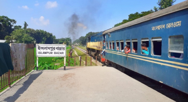 ট্রেনের নিচে ঝাঁপ দিয়ে ৪ খণ্ড হলেন নারী