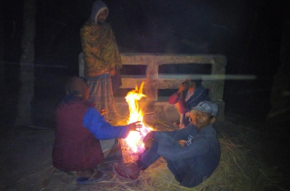 শীতে জবুথবু, খড়কুটোয় উষ্ণতার খোঁজ
