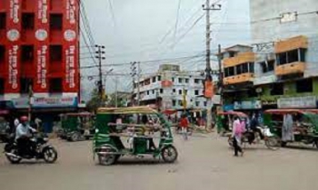 ব্যাংক কর্মকর্তাকে থেঁতলে দিলো ট্রাক, মুহূর্তেই নিথর