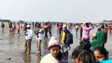‘থার্টি ফার্স্ট নাইট’ উদযাপন: সাগরকন্যা কুয়াকাটায় লাখো পর্যটক