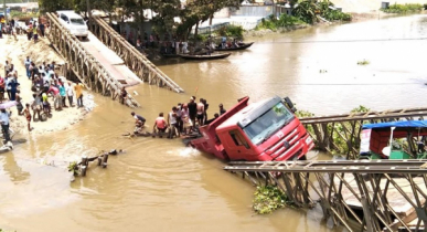 বাইপাসের ব্রিজ ভেঙে ট্রাক-মোটরসাইকেল খালে