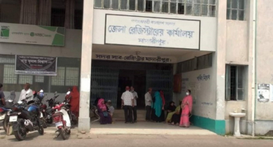 সিন্ডিকেটের কমিশন বাণিজ্যের দখলে সাব-রেজিস্ট্রি অফিস
