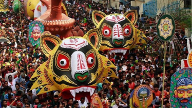 পথ সরু হওয়ায় বদলাতে হলো মঙ্গল শোভাযাত্রার পথ