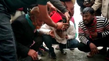 ‘মানত’ পূরণে নতুন চেয়ারম্যানকে দুধে ধুইয়ে যমুনায় গোসল