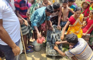 নাটোরে পুকুরে মিলল ৫০ কেজির প্রাচীন মূর্তি