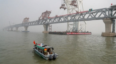 পদ্মায় ১১ যাত্রী নিয়ে স্পিডবোট ডুবি