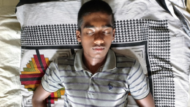 প্রকাশ্যে রাস্তায় ফেলে শিক্ষার্থীকে মারলেন প্রধান শিক্ষক