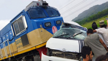 মাইক্রোবাসে ট্রেনের ধাক্কা: গেটম্যান সাদ্দাম কারাগারে