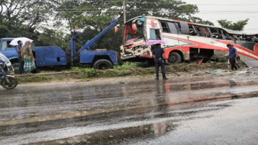 হঠাৎ বিভাজকে উঠে গেল বাস, ভয়ে জানালা দিয়ে যাত্রীদের ঝাঁপ