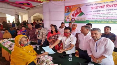 পলাশে ১৯২ বয়স্ক-প্রতিবন্ধী পেলেন ভাতা বই