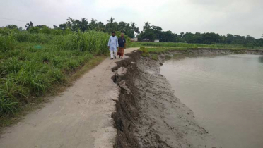 খুলনায় অবৈধভাবে বালু তোলায় গ্রাম রক্ষা বাঁধে ভাঙন